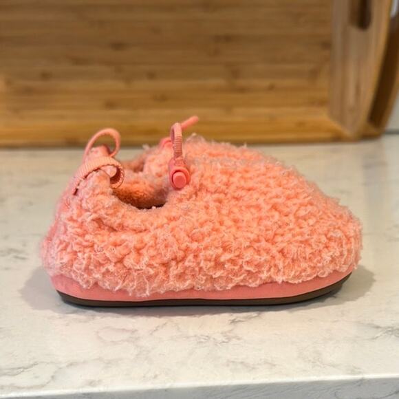 Ugg TODDLER KIDS size 6 STARFISH PINK UGG PLUSHY FAUX SHEARLING SLIPPERS
